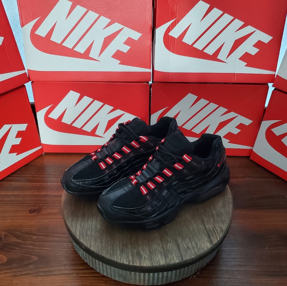 SOLD!! SOLD!! 🔥 FIRE! ! NIKE AIR MAX 95 BLACK/VARSITY RED SIZE 9.5.